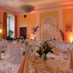 Hochzeit auf Schloss Schieder // Dekoration in gold und apricot