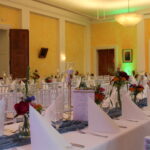 Hochzeit auf Schloss Schieder mit langen Tischreihen und bunter floraler Dekoration